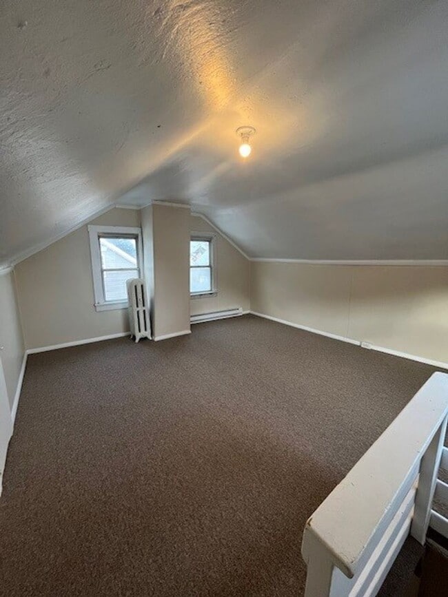 Building Photo - 4 bedroom 2 bathroom