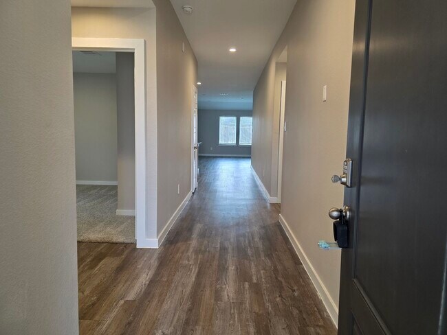 Building Photo - 1131 Hughes Crossing Dr