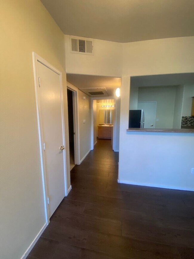 Building Photo - Beautiful unfurnished 2 bedroom in the Sou...
