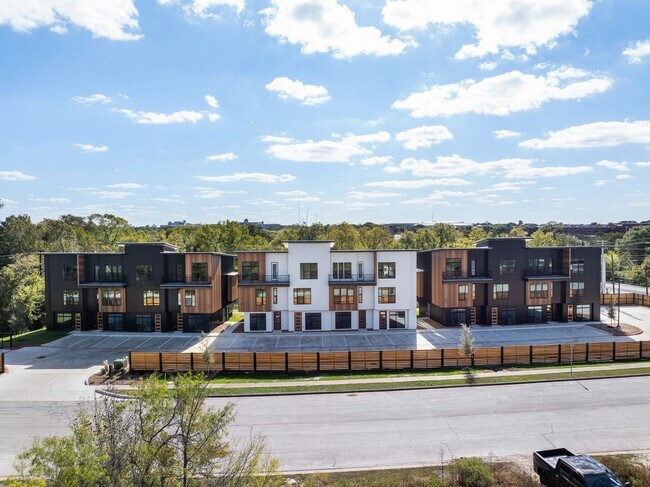 Building Photo - 2539 E Villa Maria Rd