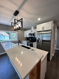 Building Photo - Gorgeous PET FRIENDLY fully remodeled house