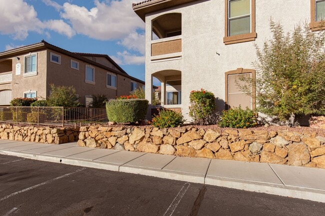 Building Photo - 1st floor unit with garage in gated Hender...