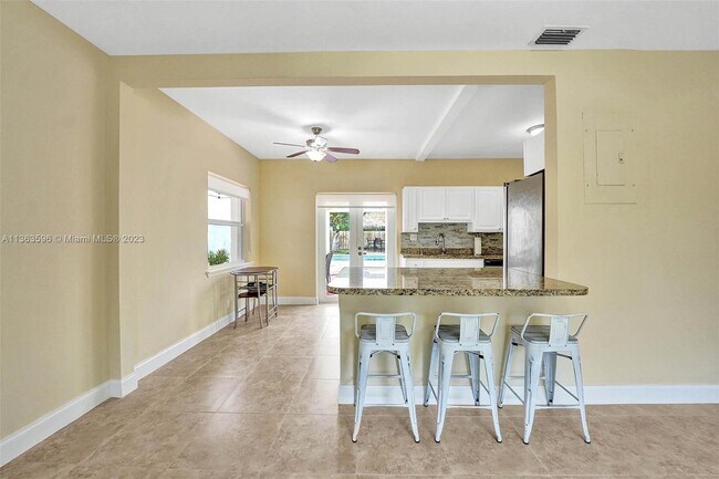 Building Photo - 1524 NE 15th Ave