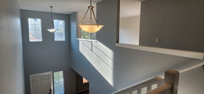 Building Photo - 5 bedroom 2.5 Bathroom single family home ...