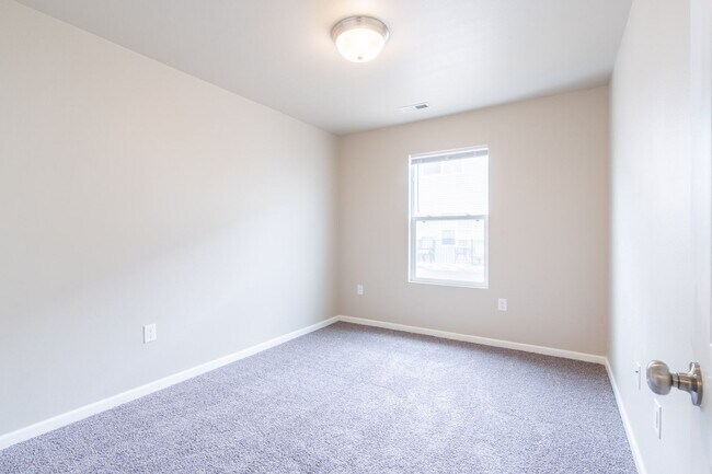 Building Photo - Fantastic Johnston Townhome Rental!