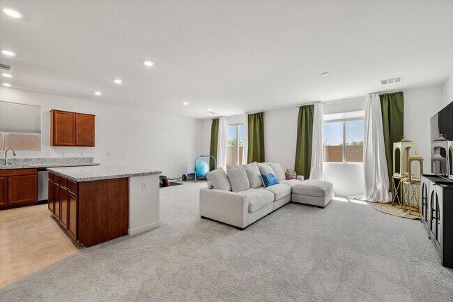 Building Photo - Spacious 3-Bed, 2-Bath Home with 2-Car Gar...