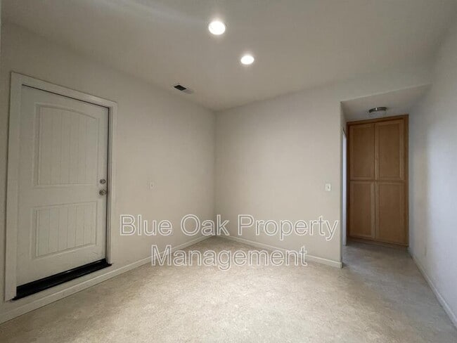 Building Photo - 1307 Yosemite Dr