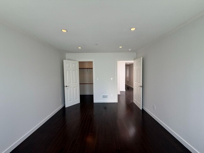 Building Photo - Luxury Pacific Heights 3BD/2.5BA with Private Rooftop Deck