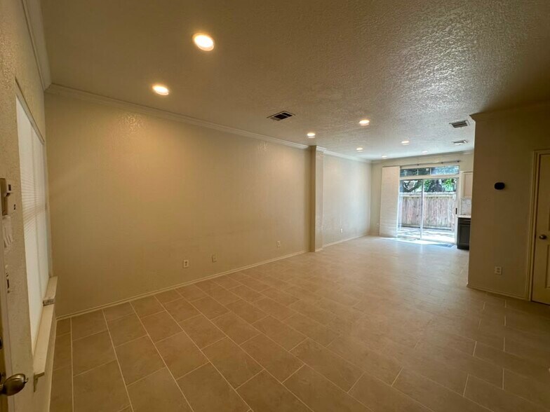 Living Room - 4400 Switch Willo