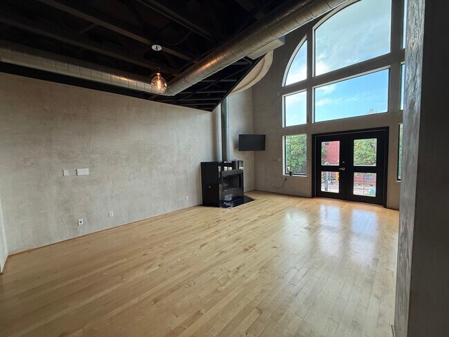 Building Photo - 825 W Daggett Ave