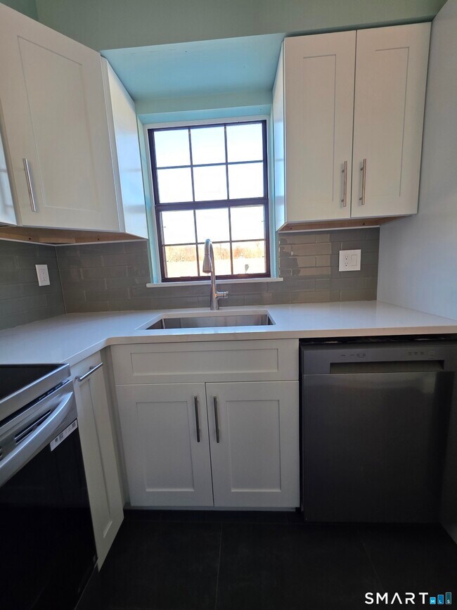 Building Photo - 87 Aspetuck Vlg