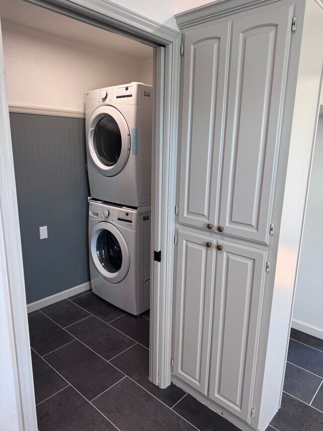 Building Photo - Updated Midtown Bungalow Charmer! 2 Bed 1 ...