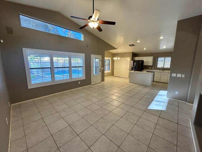 Building Photo - 3 Bed/ 2 Bath Home with Den in Arrowhead Ranch with Pool!