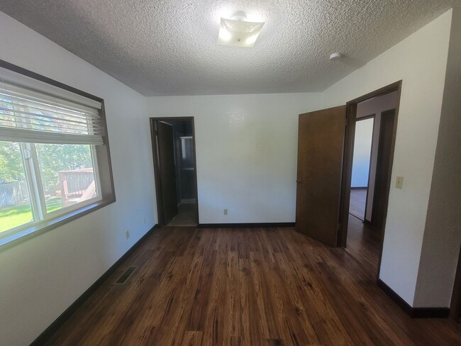 Building Photo - Stylish Split-Level in Central Kennewick w...