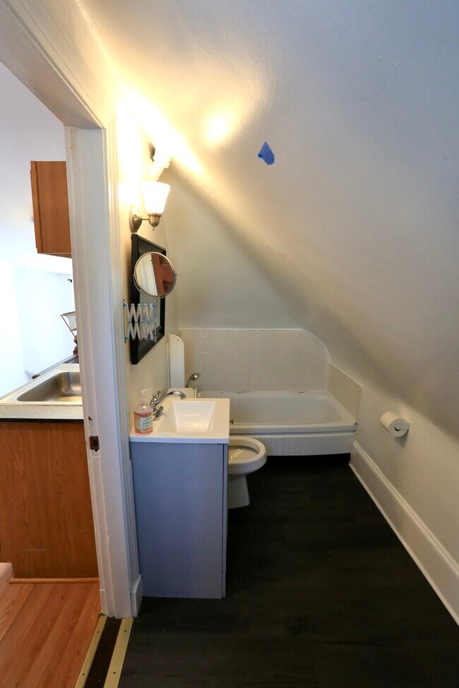 Building Photo - 124 Forest St