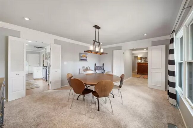 Building Photo - Incredible Ranch Style Home in Midtown!