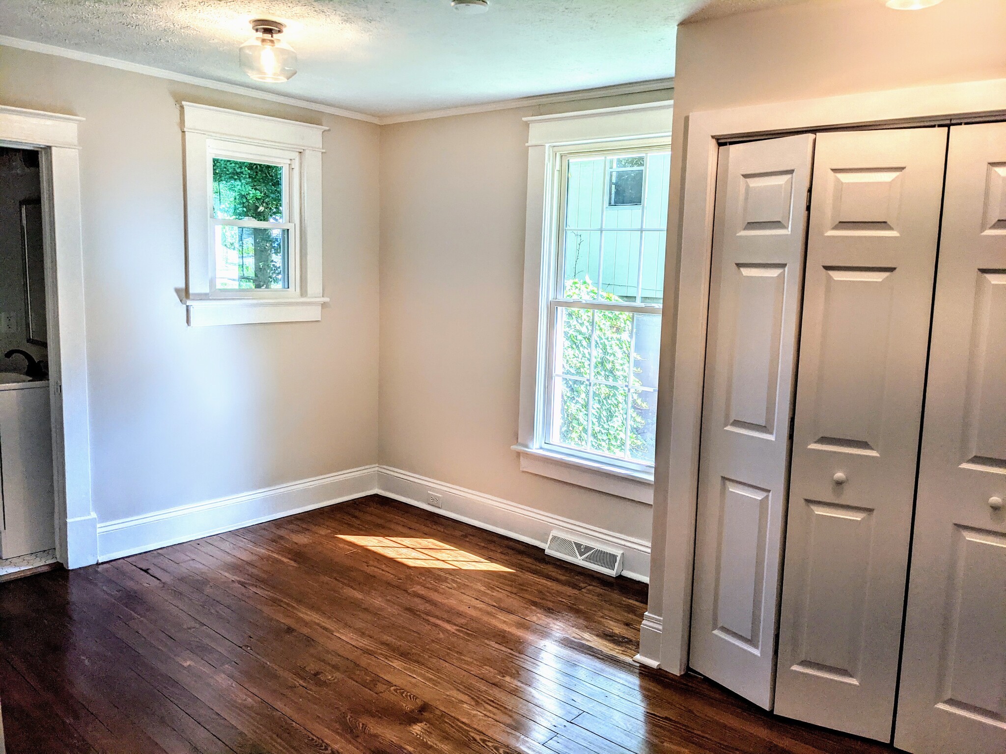 Master bedroom - 802 Mansfield Ave