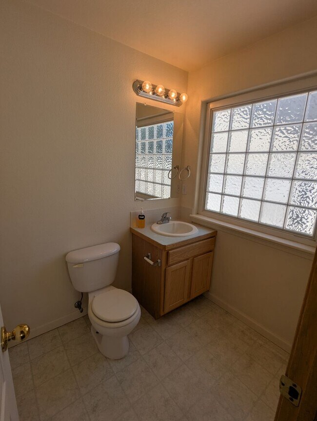 Building Photo - AWESOME 3-BDRM, 3-BATH, 4-LEVEL HOME AVAILABLE FOR IMMEDIATE OCCUPANCY IN GRAPEVINE - EVANS!