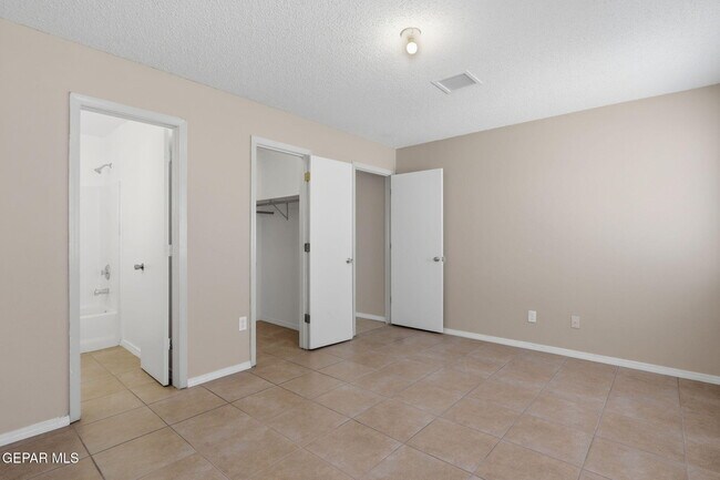 Building Photo - 3413 Yellow Rose St