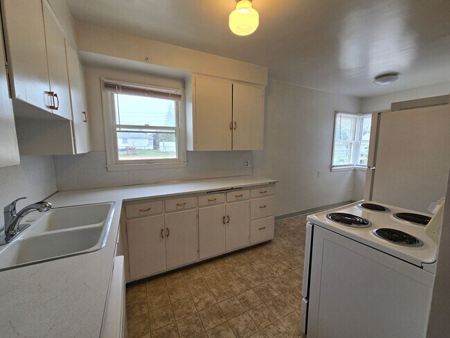 Building Photo - Spokane Valley Home Available Now!