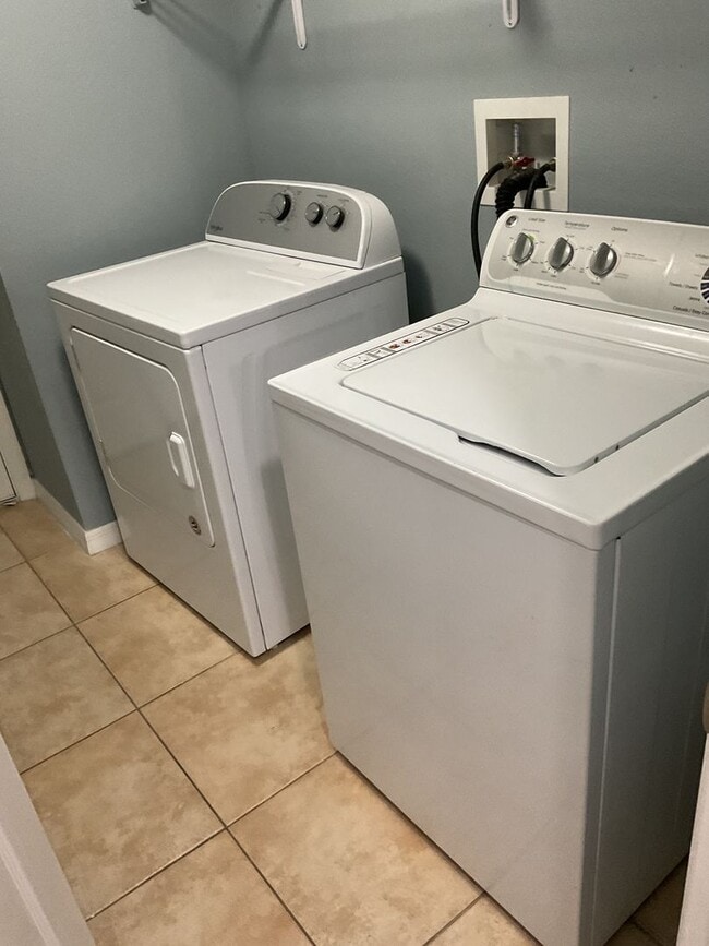 Building Photo - 5-Bed / 4.5 Bath Pool Home Available Now!