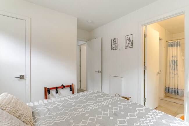 Building Photo - 128A W Florentia St