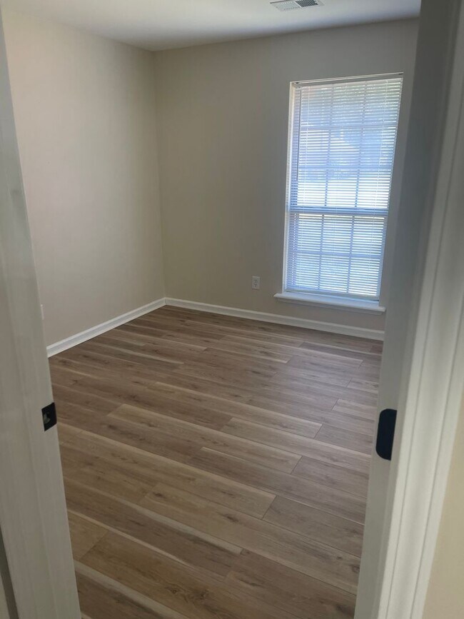 Building Photo - 2708 Henson Pl