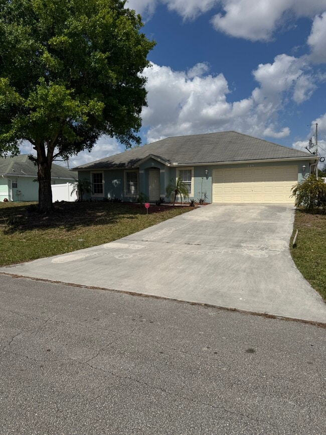 Building Photo - 449 SW Fifer Ave