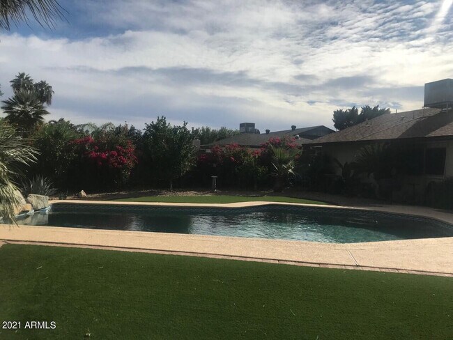 Building Photo - 3924 E Yucca St