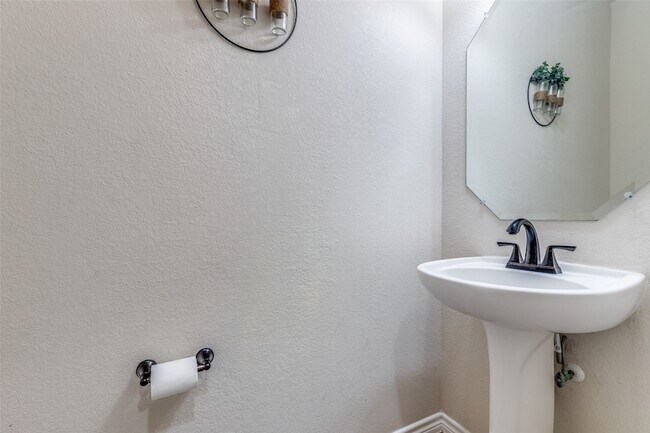 Building Photo - 9412 Fenway Dr