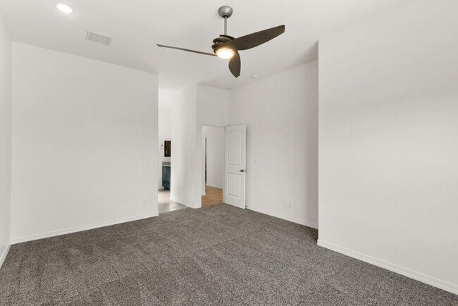 Building Photo - 653 La Entrada Cir