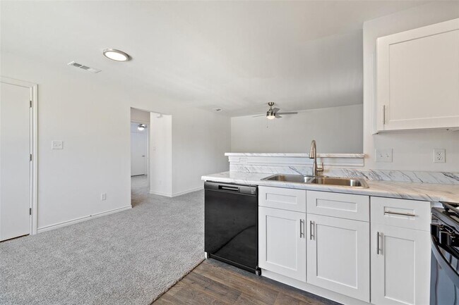 Building Photo - 9903 Roxanna Dr