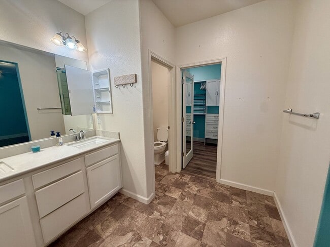 Building Photo - 3 bedroom home in Hollister