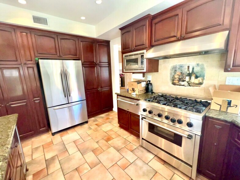 Building Photo - 29028 Hollow Oak Ct