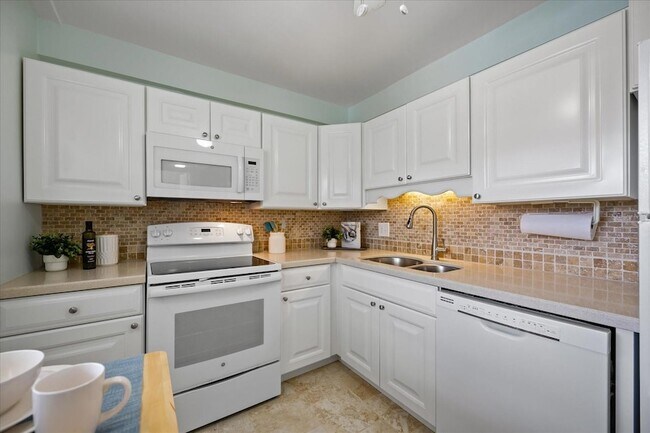 Building Photo - 10280 Imperial Point Dr W