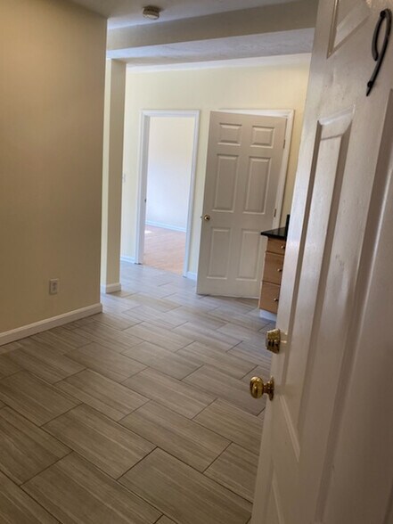 Building Photo - 220 Hanover St