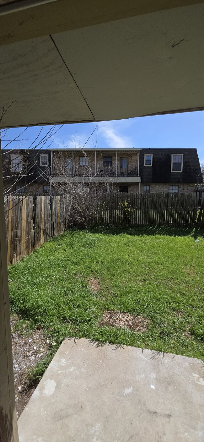 Building Photo - Beautifully remodeled first-floor condo with 2 bed & 2 bath