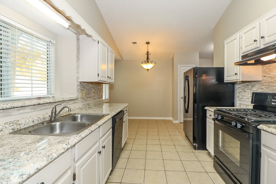 Building Photo - 5009 River Rock Way