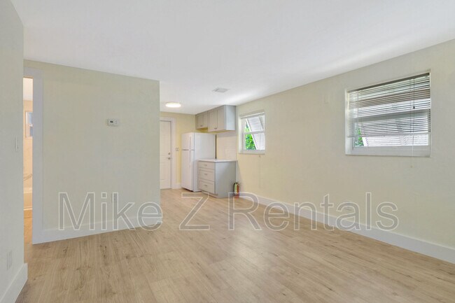 Building Photo - 3069 Woodside Ave