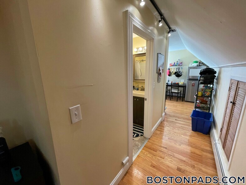 Building Photo - 5 Irving St