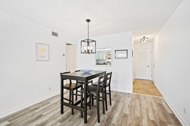 Building Photo - 1050 Hillsboro Mile