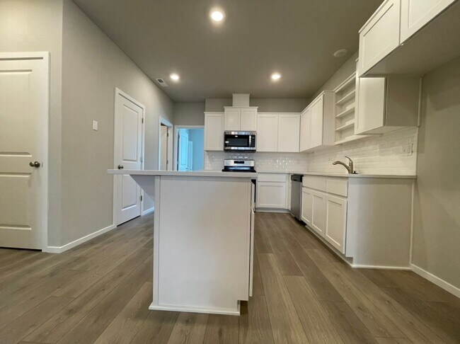 Building Photo - Modern 3-Bed, 2.5-Bath Home with Quartz Counters, Central A/C, and Prime Location!