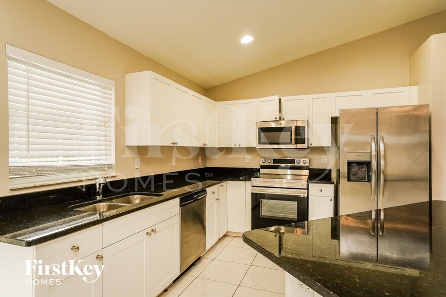 Building Photo - 2709 SW 4th Ave