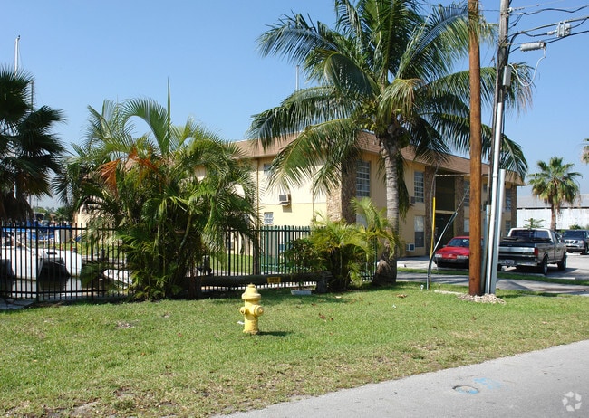 Building Photo - 2290 NW North River Dr