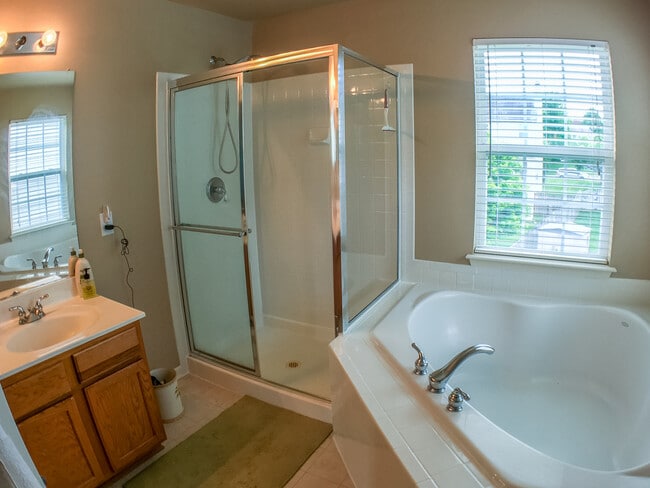 Building Photo - Large 4BR plus office, 3.5 BA,  2-car garage