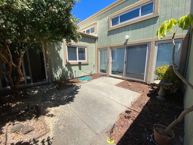 Building Photo - 1100 Island Dr