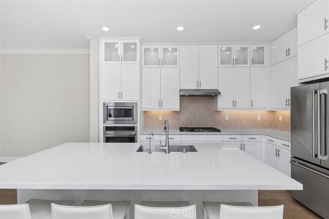 Building Photo - 157 Novel