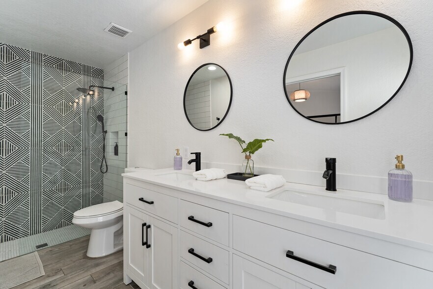 Primary bathroom - 79590 Port Royal Ave