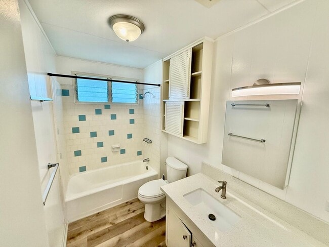 Building Photo - 4/2/3 + Office Space - Single Family Home Located in Kaimuki - Great Location!