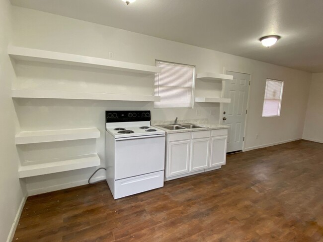 Building Photo - 1 Bed 1 Bath Home Available!